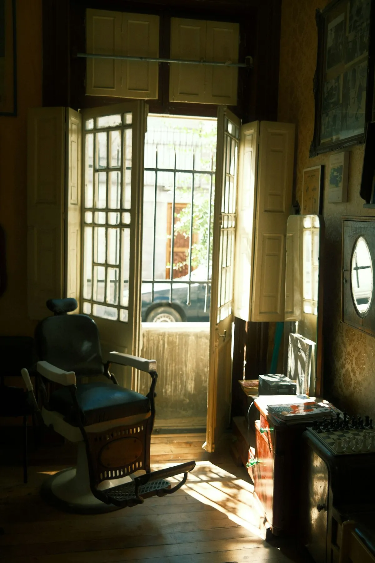 Fauteuil de barbier baigné de soleil près d’une porte d’entrée