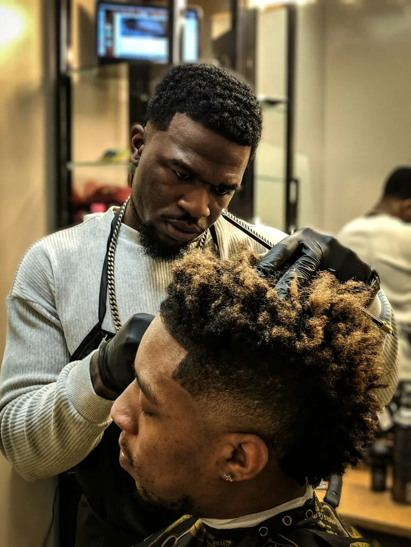 Barbier coupant des cheveux bouclés et texturés