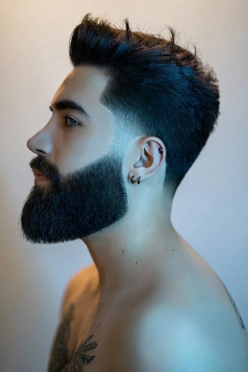 Homme de profil portant une barbe fournie aux contours nets
