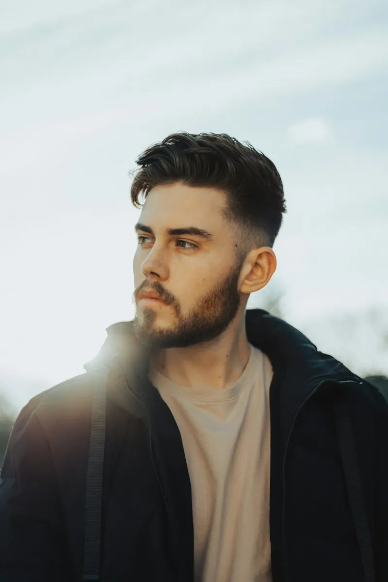 Homme portant une coupe texturée