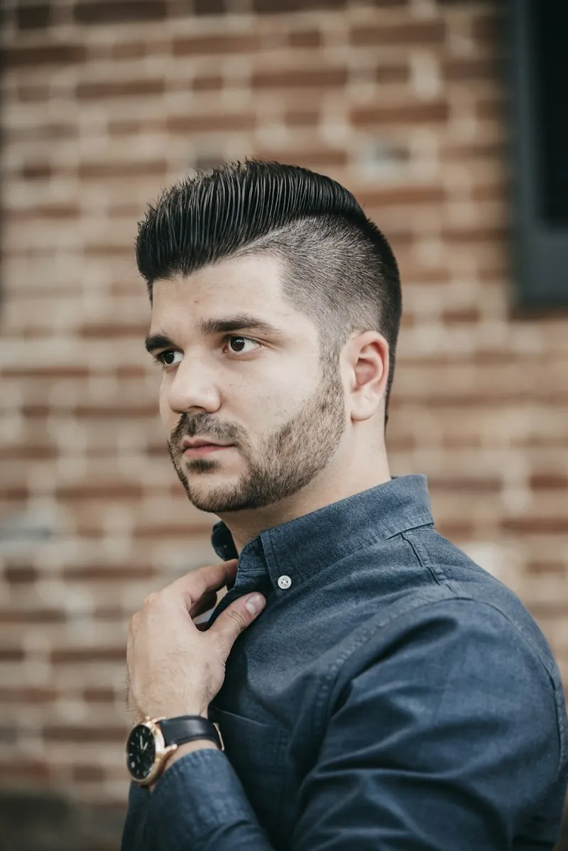 Homme portant un skin fade avec une raie sur le côté