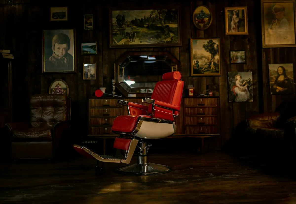 Fauteuil de barbier rouge et blanc dans un salon au décor classique